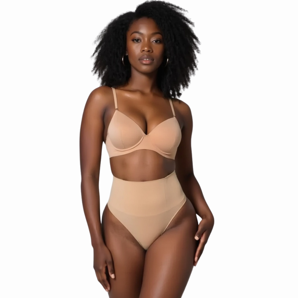 Body sculptant invisible Gabmood porté sous une robe en soie beige, démonstration de l'absence de coutures et galbe parfait. Image