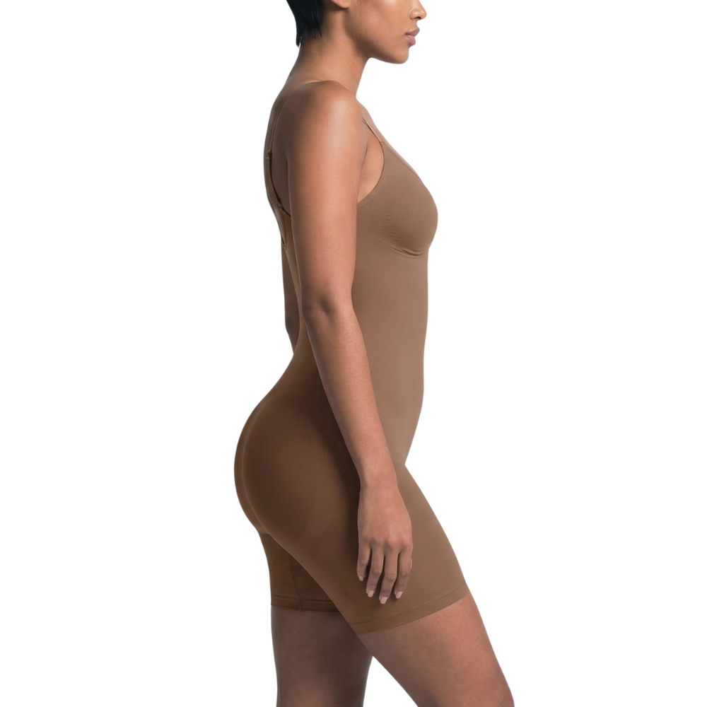 Lingerie sculptante mi‑cuisse, bretelles ajustables marron de profil 