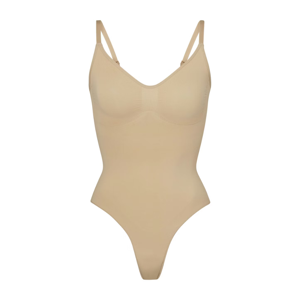 Détail de la coupe string sans couture  beige pour une invisibilité totale